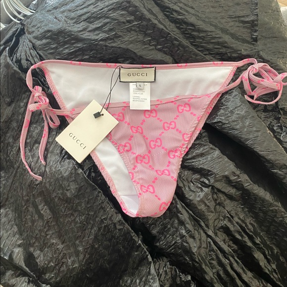 Bikini - Picture 1 of 3